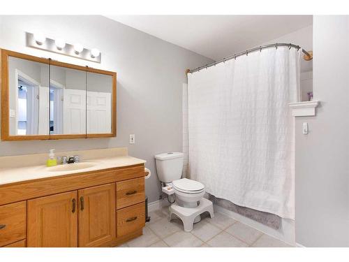 2004 52 Street Nw, Calgary, AB - Indoor Photo Showing Bathroom