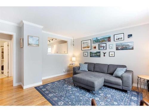 2004 52 Street Nw, Calgary, AB - Indoor Photo Showing Living Room