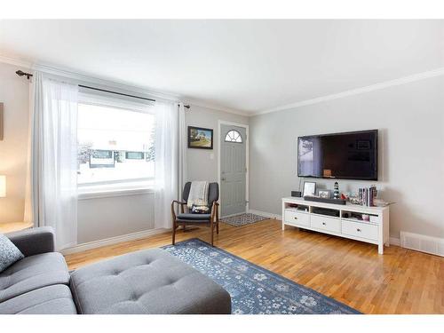 2004 52 Street Nw, Calgary, AB - Indoor Photo Showing Living Room