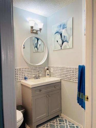 55 Somercrest Close Sw, Calgary, AB - Indoor Photo Showing Bathroom