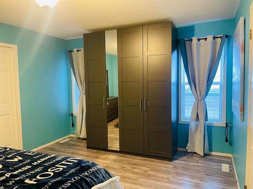 55 Somercrest Close Sw, Calgary, AB - Indoor Photo Showing Bedroom