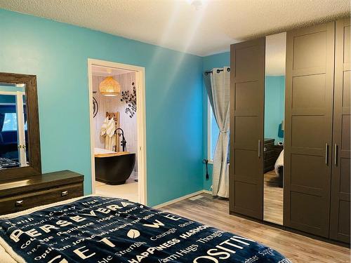 55 Somercrest Close Sw, Calgary, AB - Indoor Photo Showing Bedroom