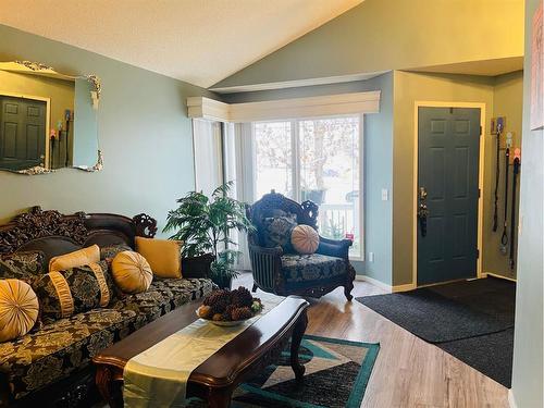 55 Somercrest Close Sw, Calgary, AB - Indoor Photo Showing Living Room