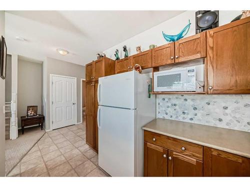 703-720 Willowbrook Road Nw, Airdrie, AB - Indoor Photo Showing Kitchen