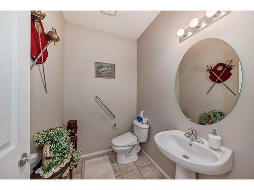 703-720 Willowbrook Road Nw, Airdrie, AB - Indoor Photo Showing Bathroom