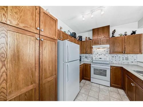 703-720 Willowbrook Road Nw, Airdrie, AB - Indoor Photo Showing Kitchen