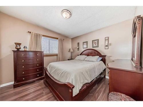 35 Lake Sylvan Close Se, Calgary, AB - Indoor Photo Showing Bedroom