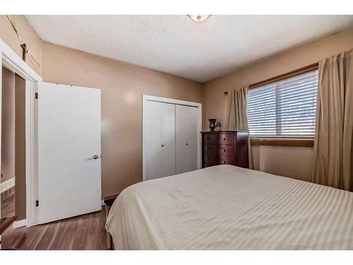 35 Lake Sylvan Close Se, Calgary, AB - Indoor Photo Showing Bedroom