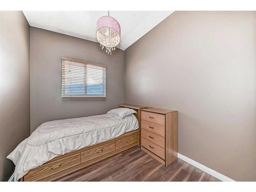 35 Lake Sylvan Close Se, Calgary, AB - Indoor Photo Showing Bedroom