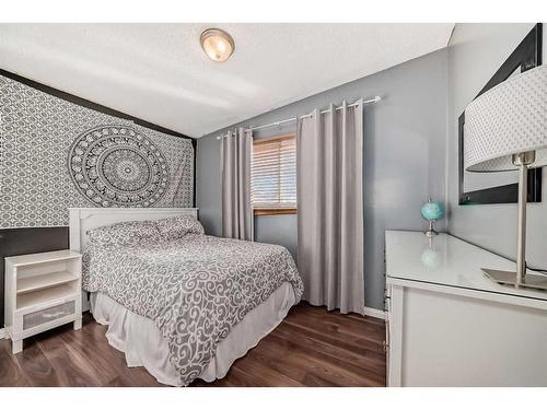 35 Lake Sylvan Close Se, Calgary, AB - Indoor Photo Showing Bedroom