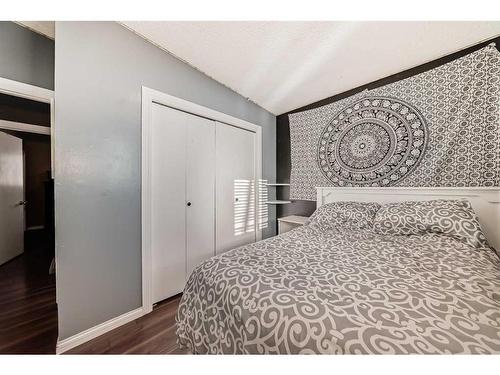 35 Lake Sylvan Close Se, Calgary, AB - Indoor Photo Showing Bedroom