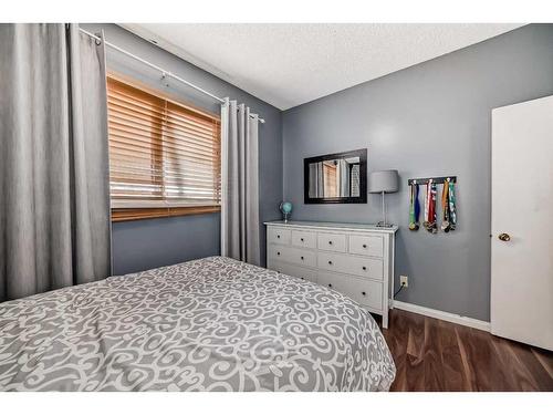 35 Lake Sylvan Close Se, Calgary, AB - Indoor Photo Showing Bedroom