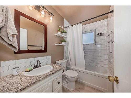 35 Lake Sylvan Close Se, Calgary, AB - Indoor Photo Showing Bathroom