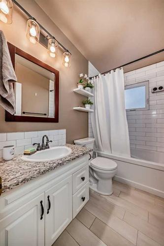 35 Lake Sylvan Close Se, Calgary, AB - Indoor Photo Showing Bathroom