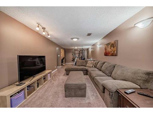 35 Lake Sylvan Close Se, Calgary, AB - Indoor Photo Showing Living Room