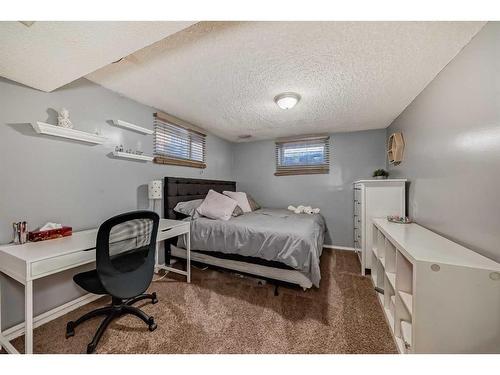 35 Lake Sylvan Close Se, Calgary, AB - Indoor Photo Showing Bedroom