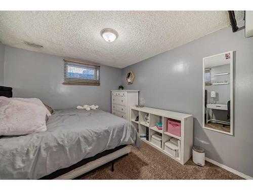 35 Lake Sylvan Close Se, Calgary, AB - Indoor Photo Showing Bedroom