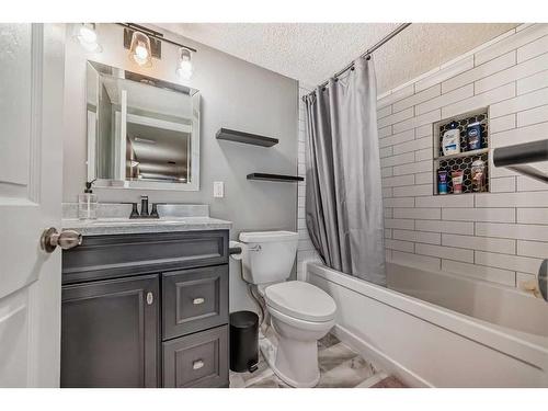 35 Lake Sylvan Close Se, Calgary, AB - Indoor Photo Showing Bathroom