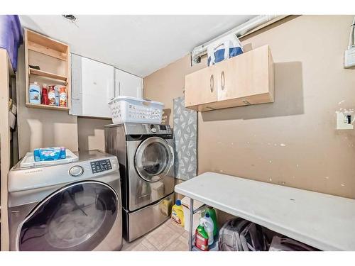 35 Lake Sylvan Close Se, Calgary, AB - Indoor Photo Showing Laundry Room