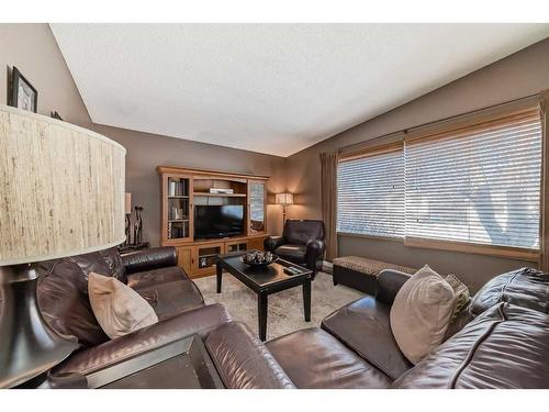 35 Lake Sylvan Close Se, Calgary, AB - Indoor Photo Showing Living Room