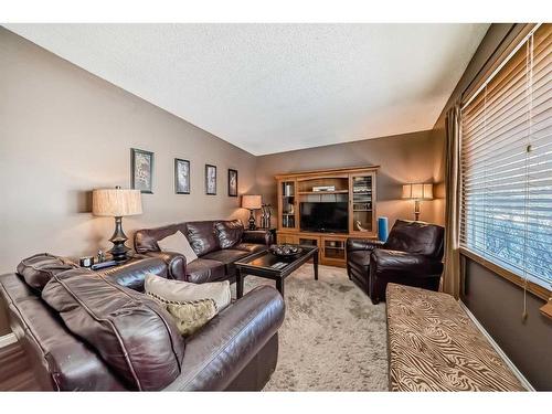 35 Lake Sylvan Close Se, Calgary, AB - Indoor Photo Showing Living Room