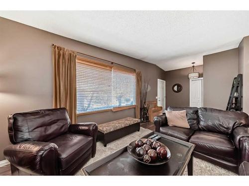 35 Lake Sylvan Close Se, Calgary, AB - Indoor Photo Showing Living Room