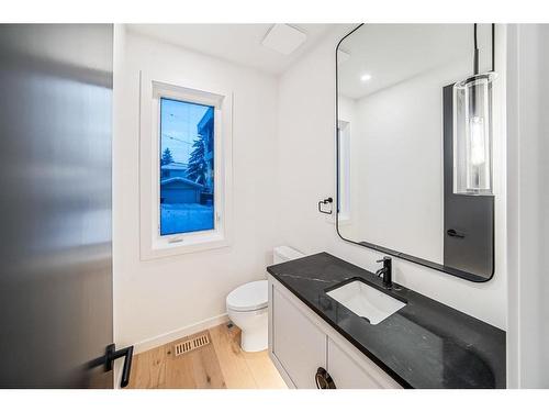 1406 22 Avenue Nw, Calgary, AB - Indoor Photo Showing Bathroom