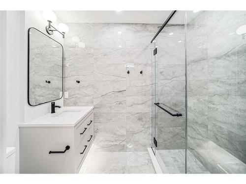 1406 22 Avenue Nw, Calgary, AB - Indoor Photo Showing Bathroom