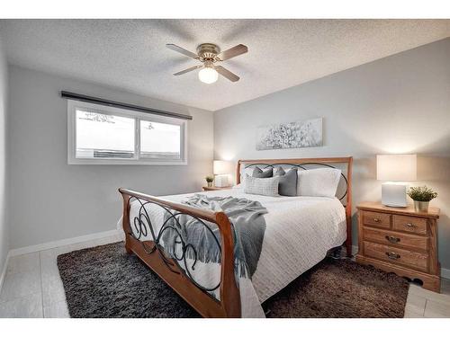 752 Archwood Road Se, Calgary, AB - Indoor Photo Showing Bedroom