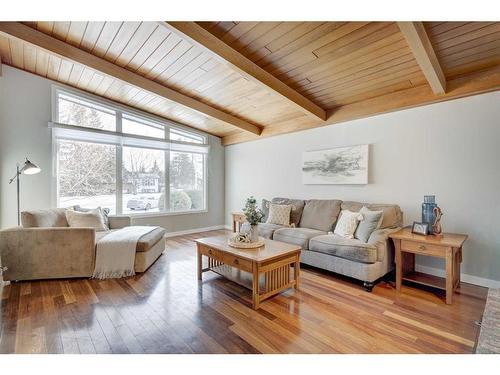 752 Archwood Road Se, Calgary, AB - Indoor Photo Showing Living Room