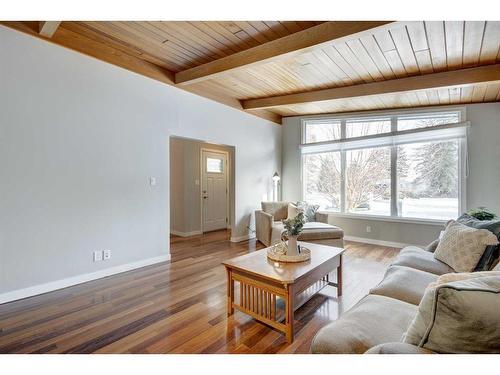 752 Archwood Road Se, Calgary, AB - Indoor Photo Showing Living Room