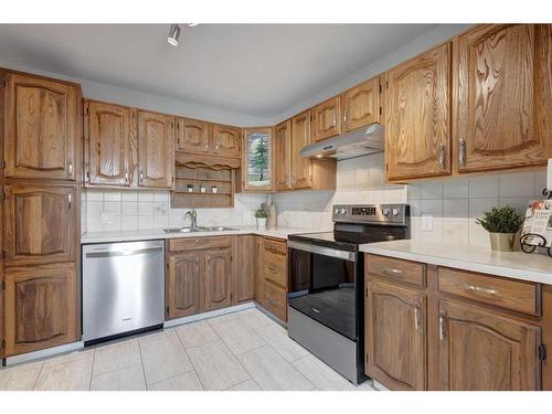 752 Archwood Road Se, Calgary, AB - Indoor Photo Showing Kitchen With Double Sink