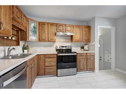 752 Archwood Road Se, Calgary, AB - Indoor Photo Showing Kitchen With Double Sink