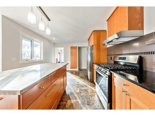 14 Columbia Place Nw, Calgary, AB - Indoor Photo Showing Kitchen