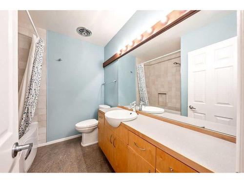 14 Columbia Place Nw, Calgary, AB - Indoor Photo Showing Bathroom