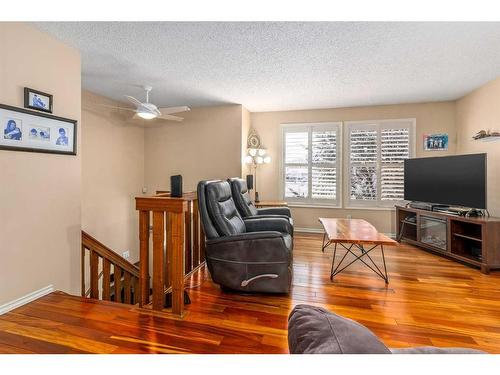 344 Templeton Circle Ne, Calgary, AB - Indoor Photo Showing Living Room