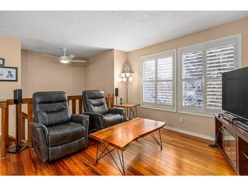 344 Templeton Circle Ne, Calgary, AB - Indoor Photo Showing Living Room