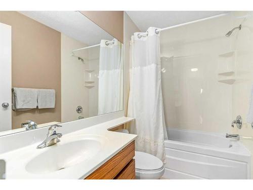 344 Templeton Circle Ne, Calgary, AB - Indoor Photo Showing Bathroom