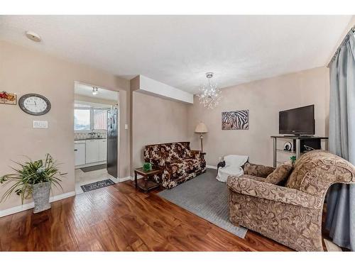 10-4740 Dalton Dr, Calgary Drive, Calgary, AB - Indoor Photo Showing Living Room