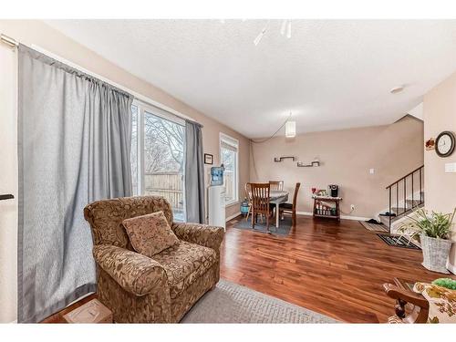 10-4740 Dalton Dr, Calgary Drive, Calgary, AB - Indoor Photo Showing Living Room