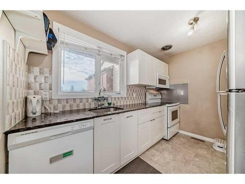 10-4740 Dalton Dr, Calgary Drive, Calgary, AB - Indoor Photo Showing Kitchen