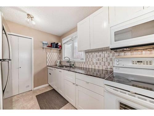 10-4740 Dalton Dr, Calgary Drive, Calgary, AB - Indoor Photo Showing Kitchen