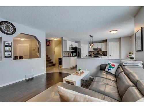 559 Douglas Glen Boulevard Se, Calgary, AB - Indoor Photo Showing Living Room