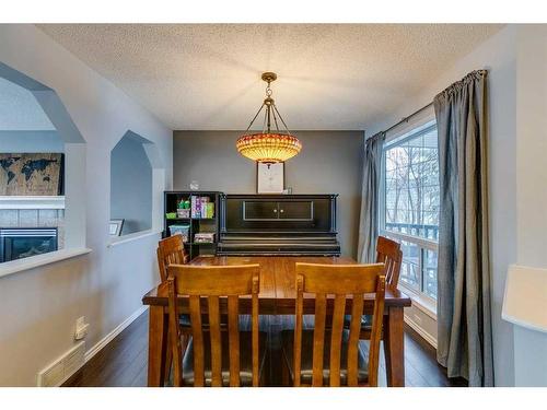 559 Douglas Glen Boulevard Se, Calgary, AB - Indoor Photo Showing Dining Room