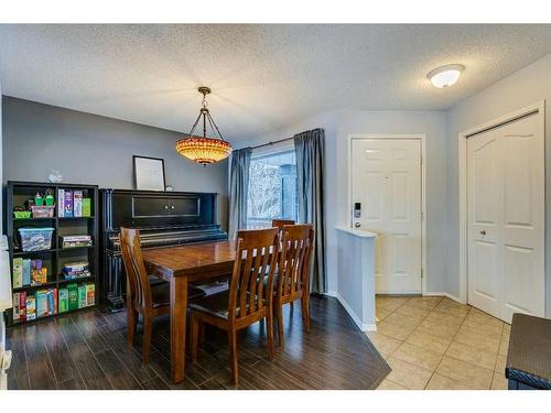 559 Douglas Glen Boulevard Se, Calgary, AB - Indoor Photo Showing Dining Room