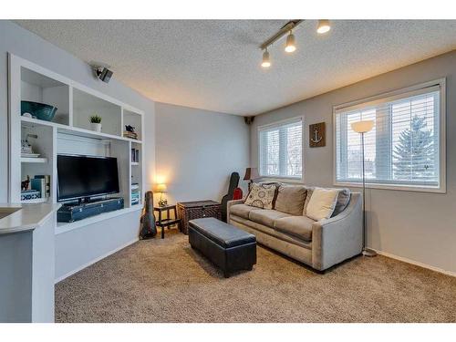 559 Douglas Glen Boulevard Se, Calgary, AB - Indoor Photo Showing Living Room