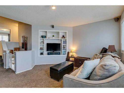 559 Douglas Glen Boulevard Se, Calgary, AB - Indoor Photo Showing Living Room