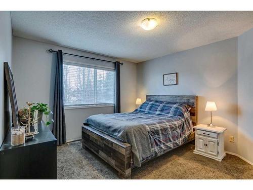 559 Douglas Glen Boulevard Se, Calgary, AB - Indoor Photo Showing Bedroom