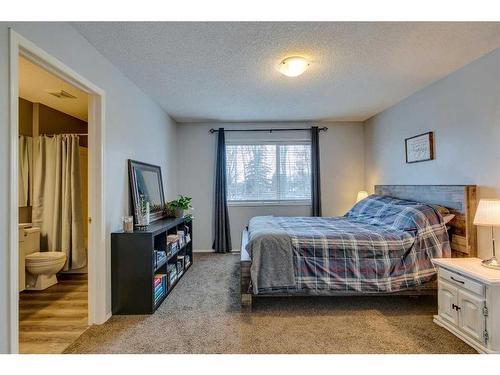 559 Douglas Glen Boulevard Se, Calgary, AB - Indoor Photo Showing Bedroom