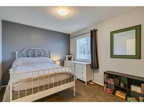 559 Douglas Glen Boulevard Se, Calgary, AB - Indoor Photo Showing Bedroom